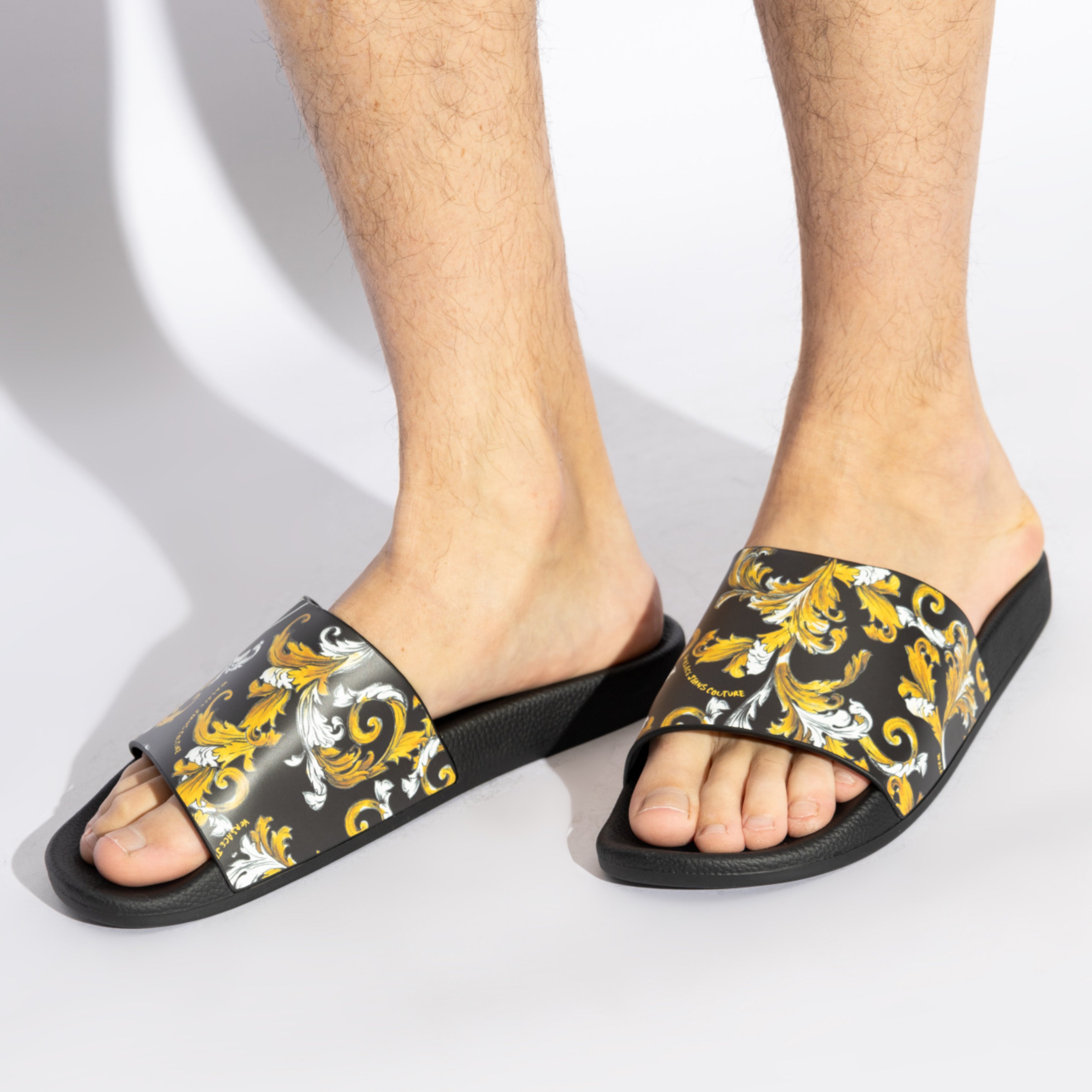 Мъжки джапанки Men’s slippers Versace Jeans Couture 78YA3SQ4 ZS365 G89 Black/Gold lifestyle view