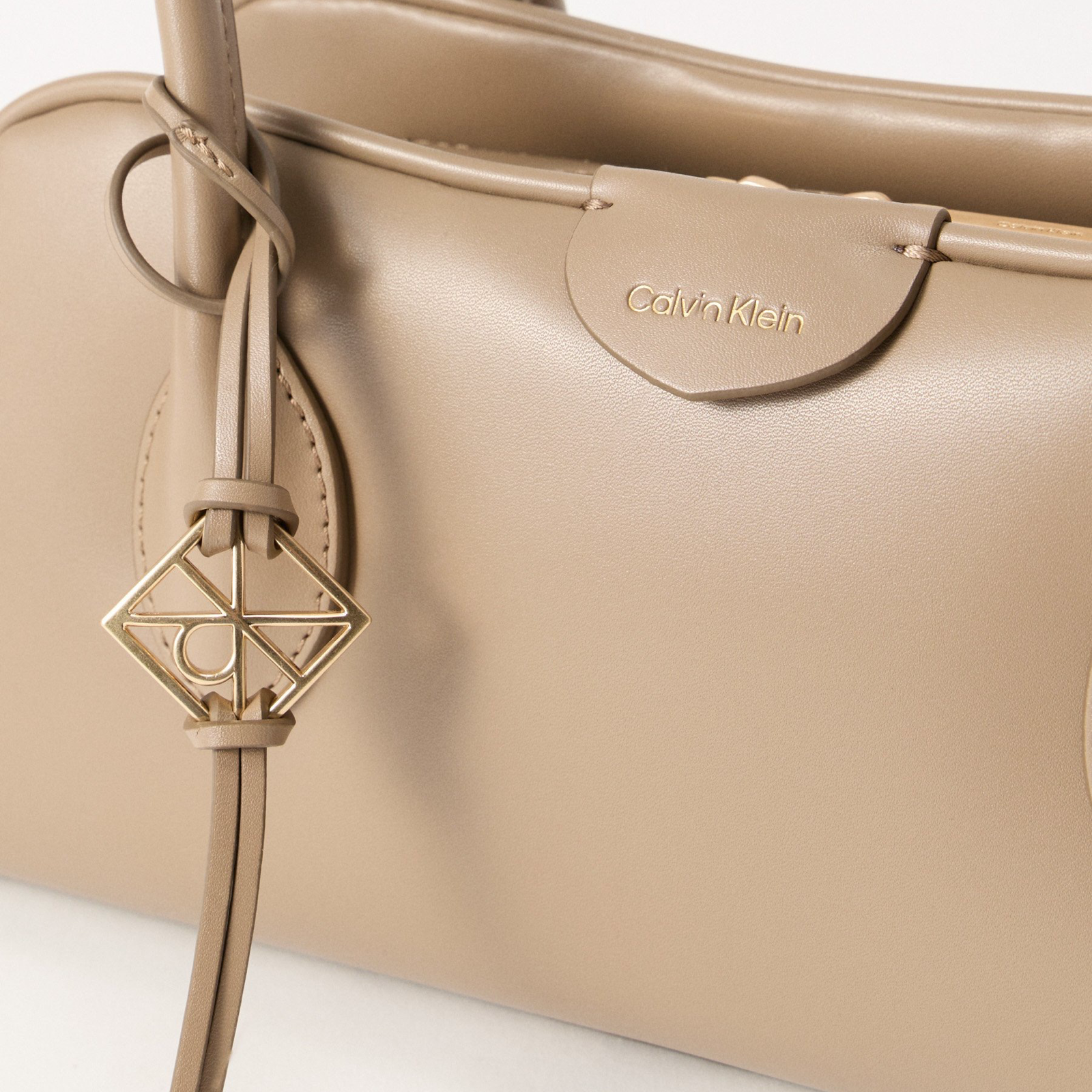 Дамска бежова чанта Calvin Klein Women Shoulder Bag LV04F3369G VFU Close-Up