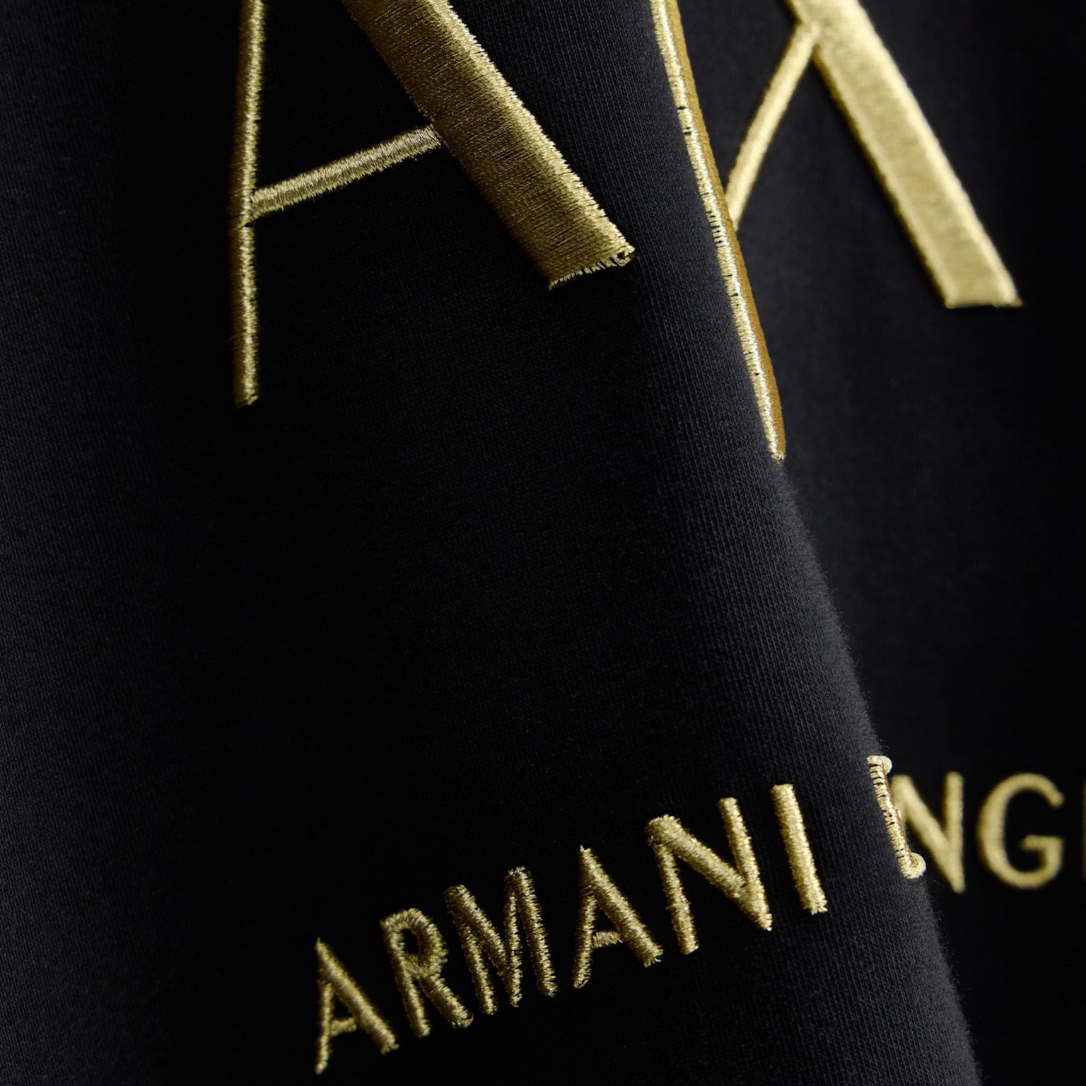 Мъжки суичър Armani Exchange men’s sweatshirt XM003551 AF20150 UC001 Close-up 