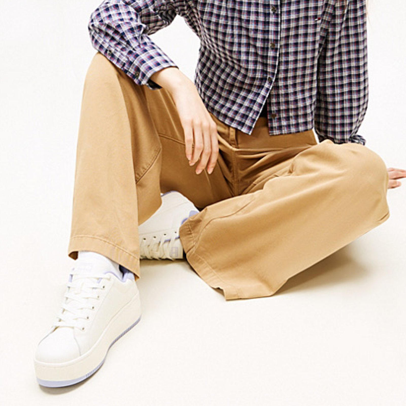 Дамски бели кецове Tommy Hilfiger Jeans Women Sneakers EN0EN02918 Model View