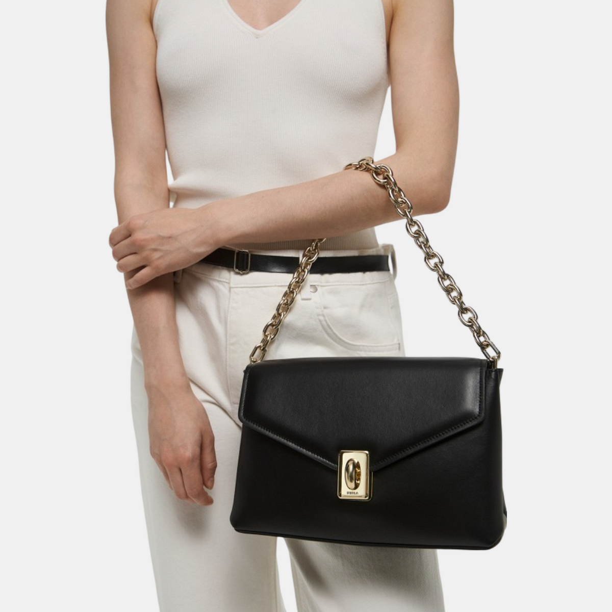 Дамска чанта Furla Mediana Shoulder Bag WB01448_BX3227_1007_O6000 Hand View