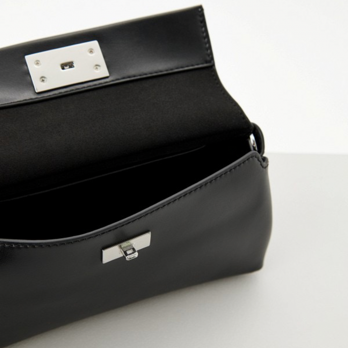 Дамска чанта Calvin Klein Women Crossbody Bag K60K612633 BEH Inside View