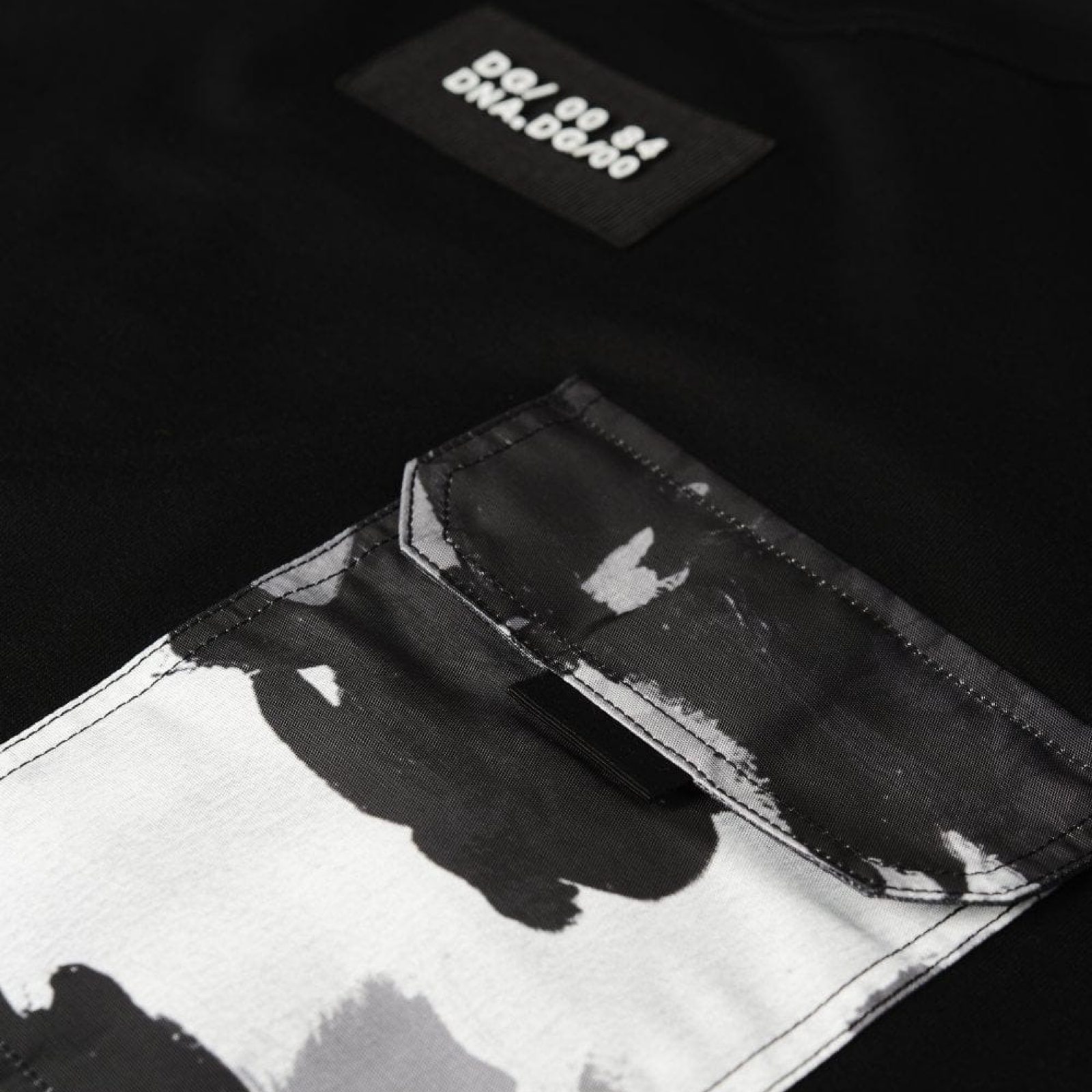 Dolce & Gabbana Camouflage Pocket Oversized T-shirt G8MV0Z G7YJR N0000 Close-Up