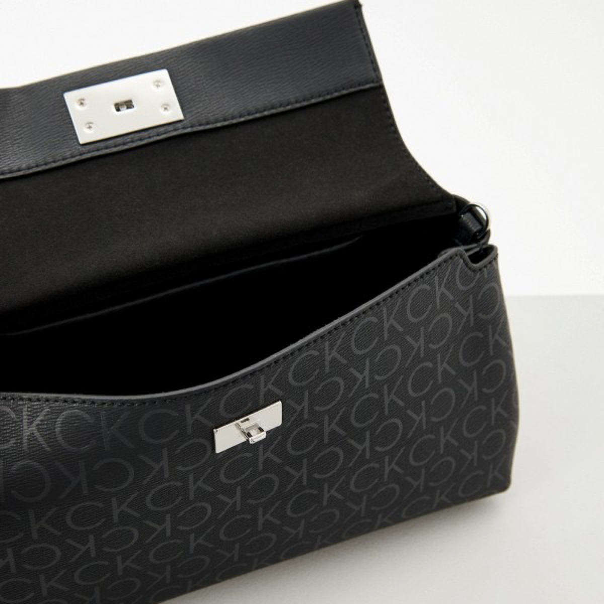 Дамска чанта Calvin Klein Women Shoulder Bag K60K612143 0GJ Inside View