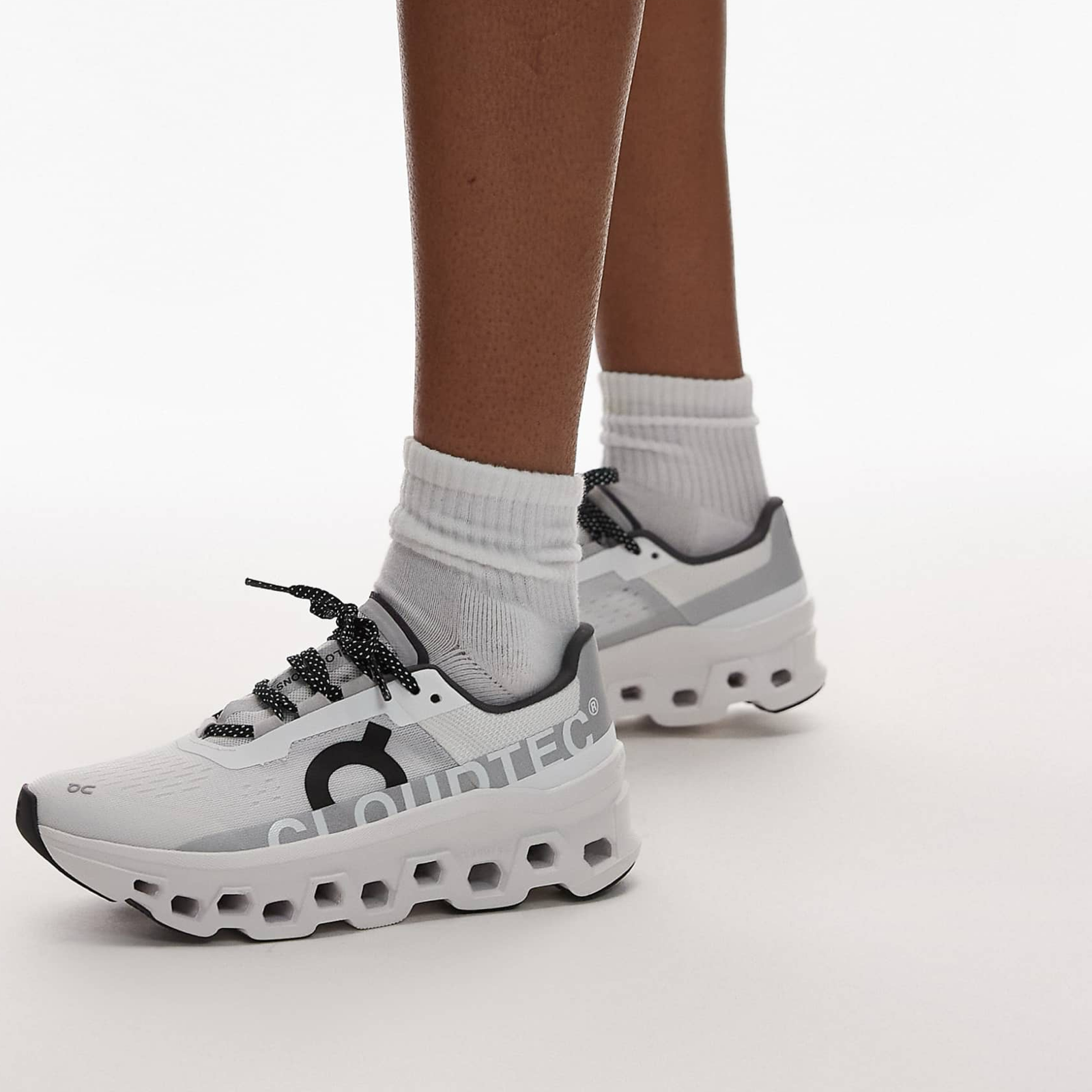 On Cloudmonster Sneakers Lateral View