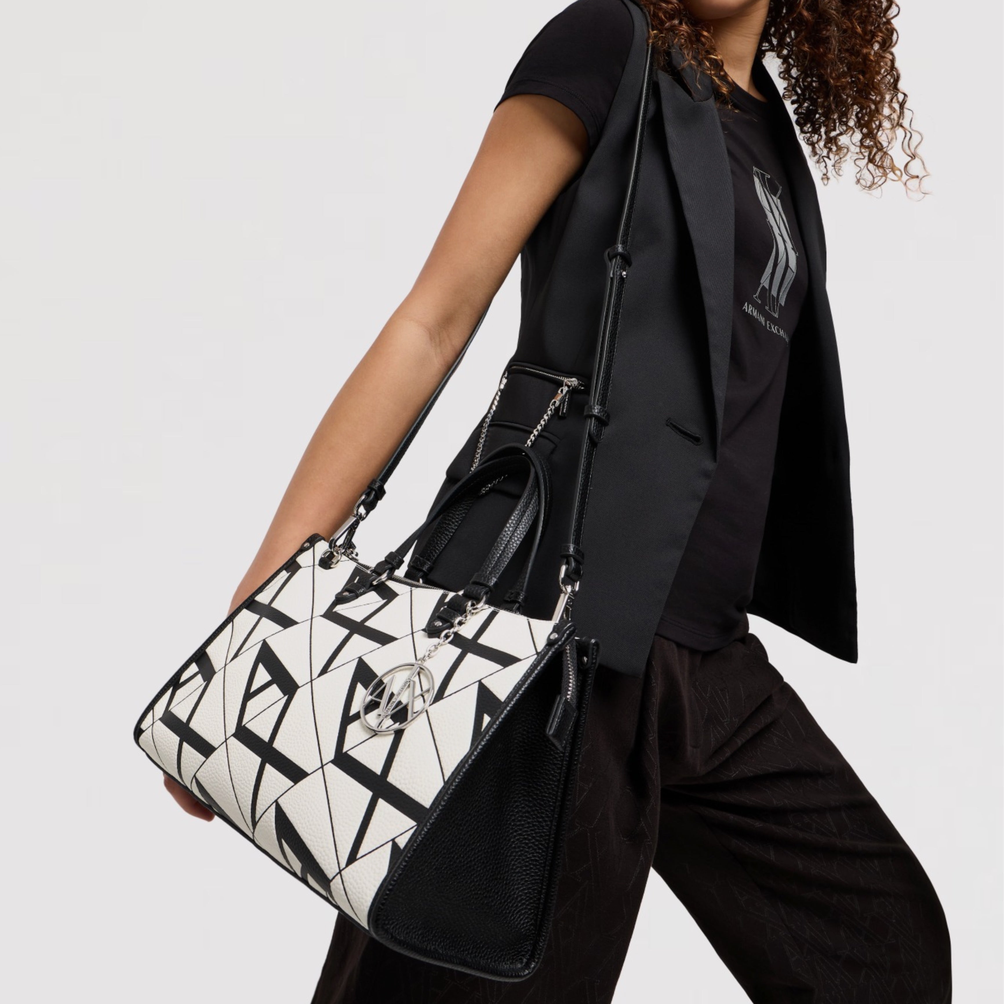 Дамска чанта с презрамка Women’s handbag Armani Exchange XW000400 AF13680 F0023 Black and White Lifestyle product shot