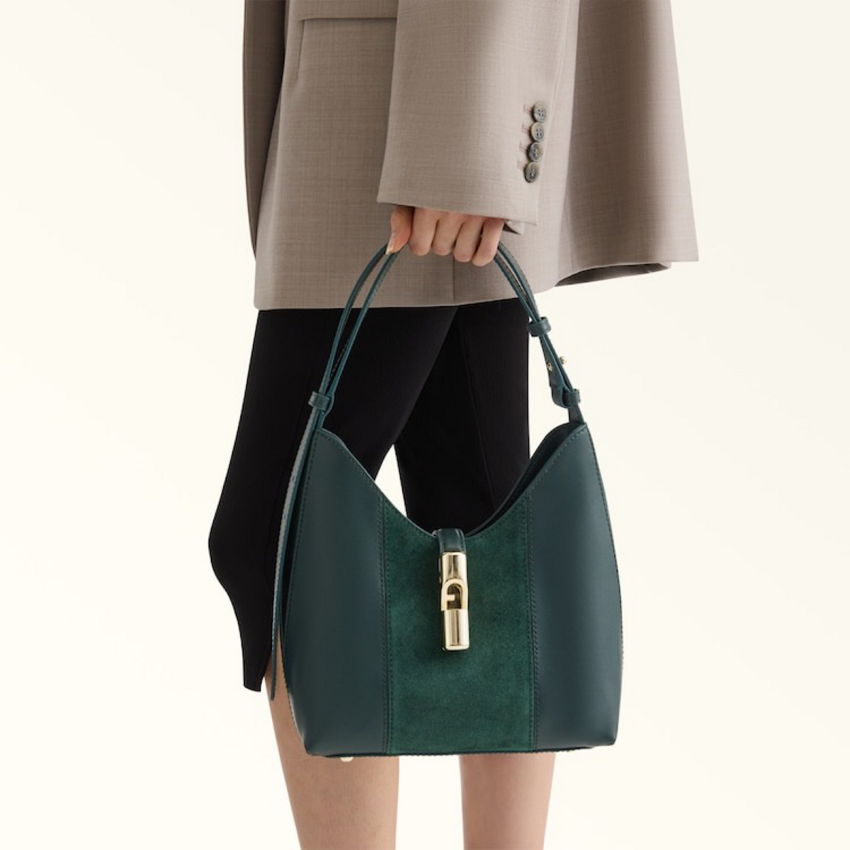 Дамска чанта Furla Goccia S Shoulder Bag WB01979 BX3158 1007 5137S Hand View