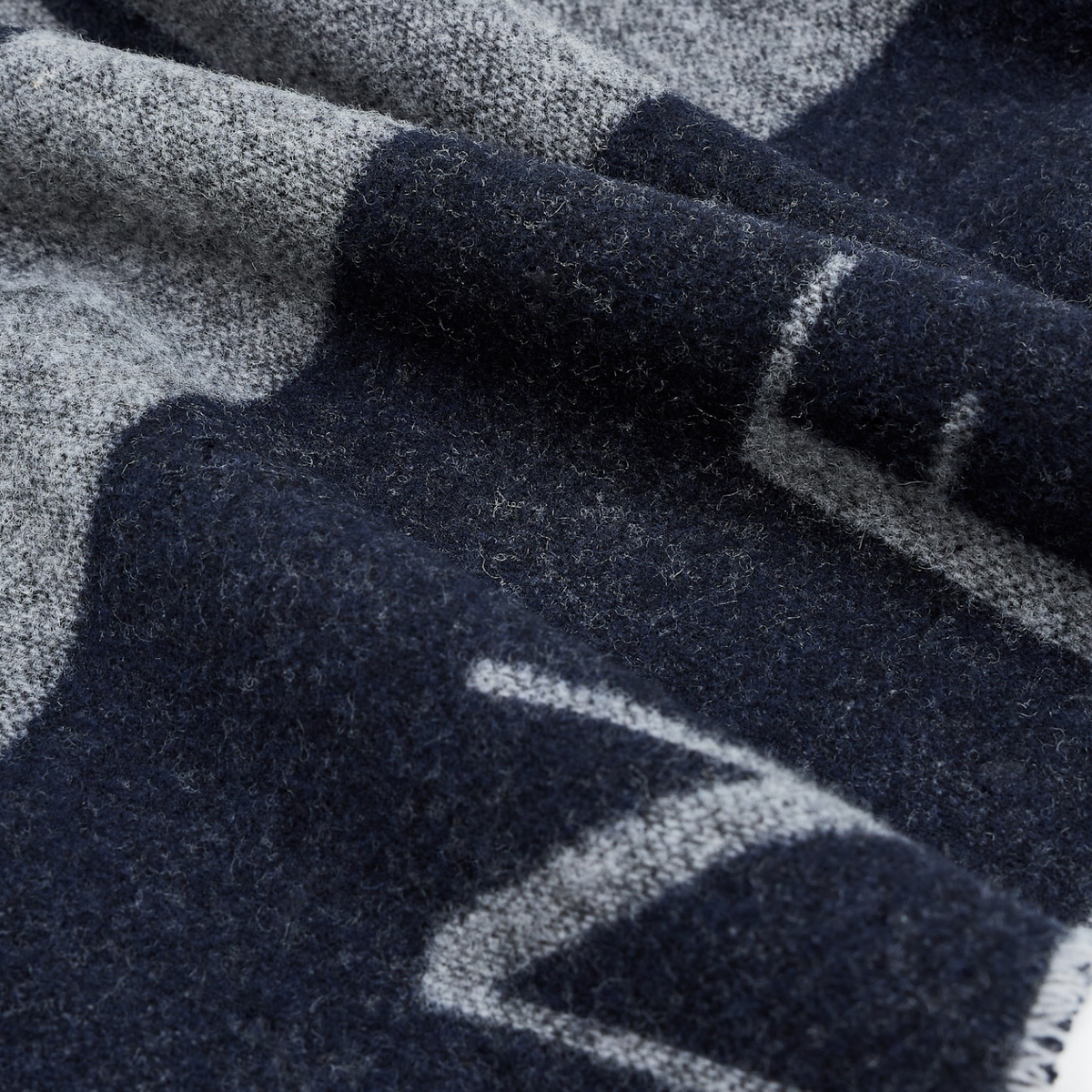 Мъжки шал Armani Exchange Men Scarf XM001715 AF17471 MB063 Close-Up
