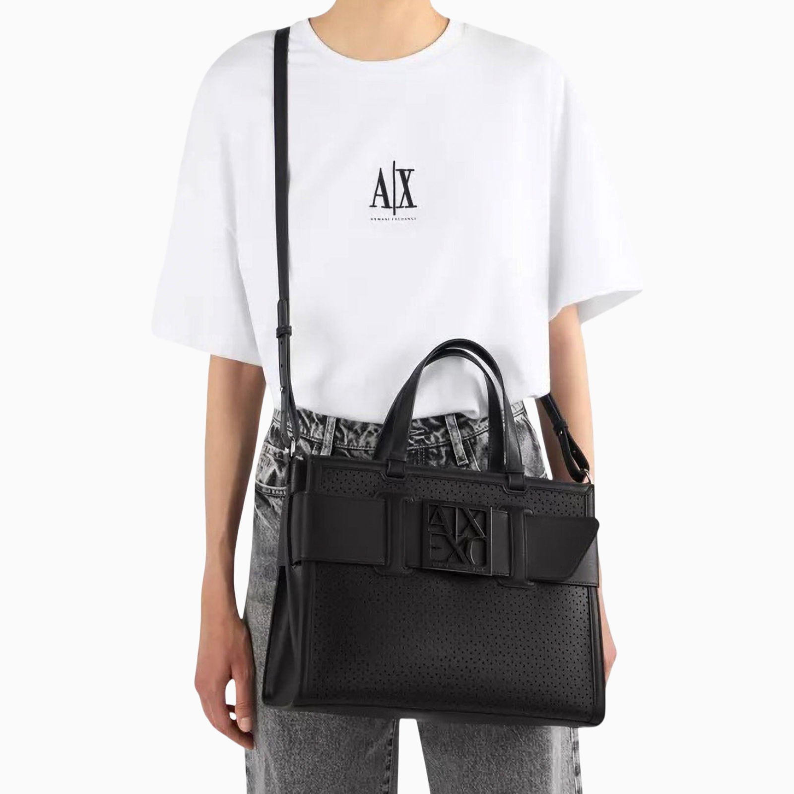 Дамска чанта Armani Exchange Women Shopper Bag XW000920 AF22626 UC001 Model View