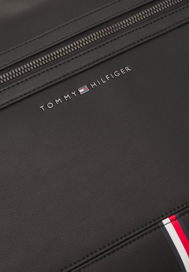 Мъжка бизнес чанта за лаптоп Men’s business laptop bag Tommy Hilfiger
AM0AM10928BDS Black logo view