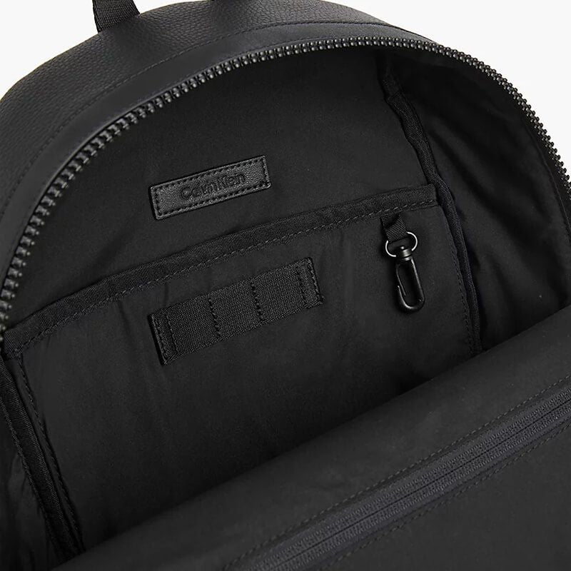 Мъжка раница Men’s rucksack Calvin Klein
K50K508696 Black inside view