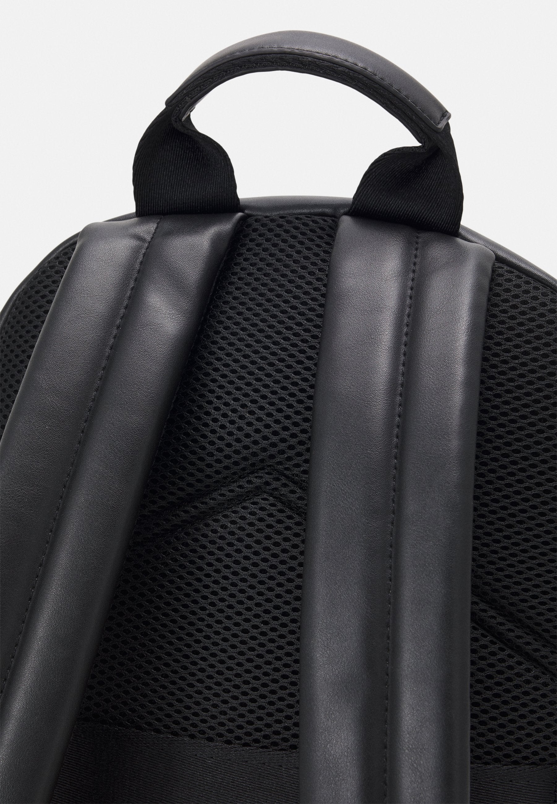 Мъжка раница Men’s rucksack Calvin Klein 
K50K509230 Black straps view