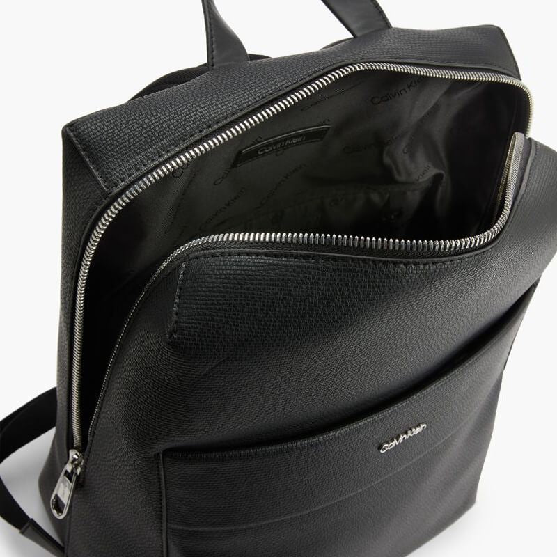 Мъжка раница Men’s rucksack Calvin Klein
K50K509576 Black inside view