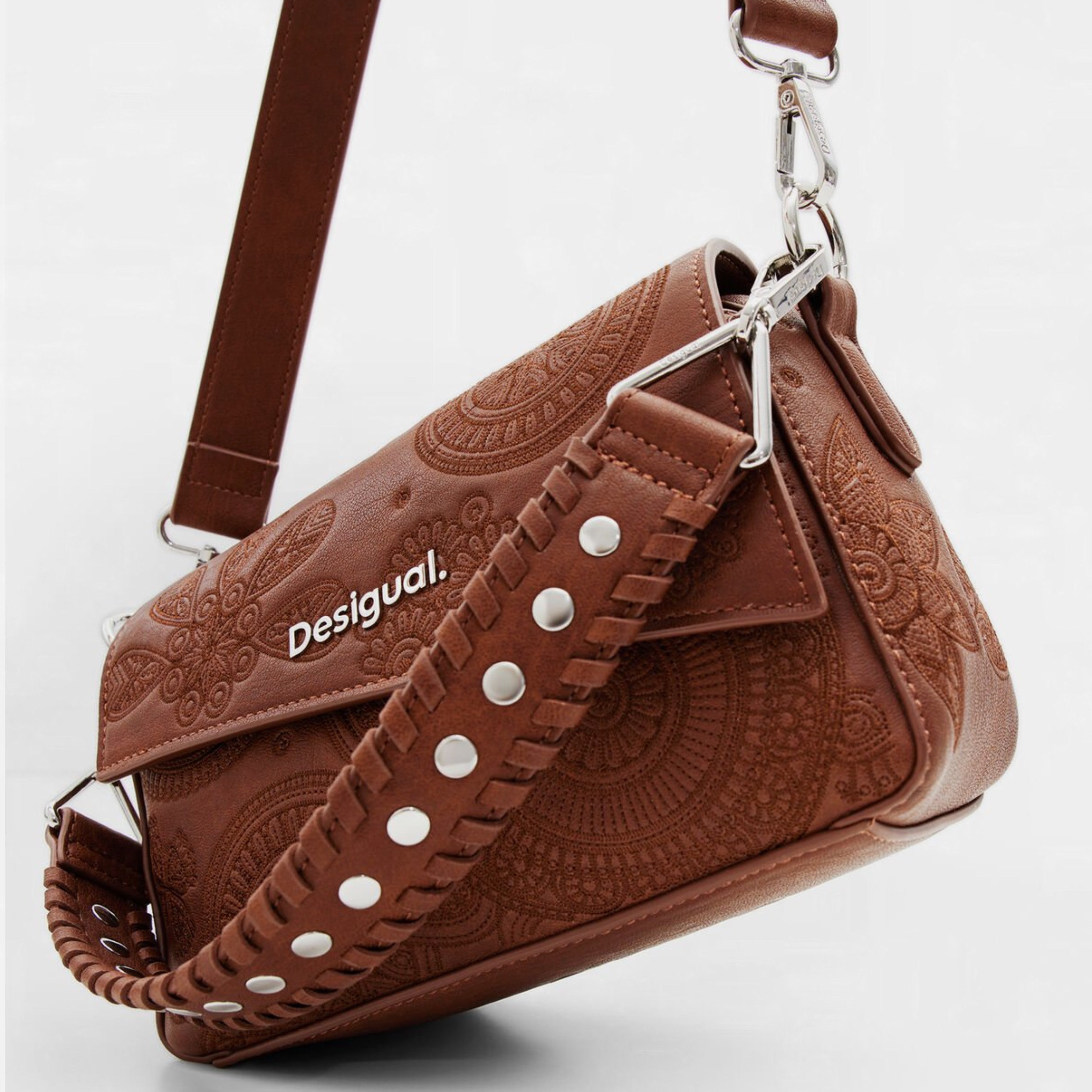 Дамска чанта в кафяво Women’s small embroidered bag Desigual
23WAXP95 6011U Brown