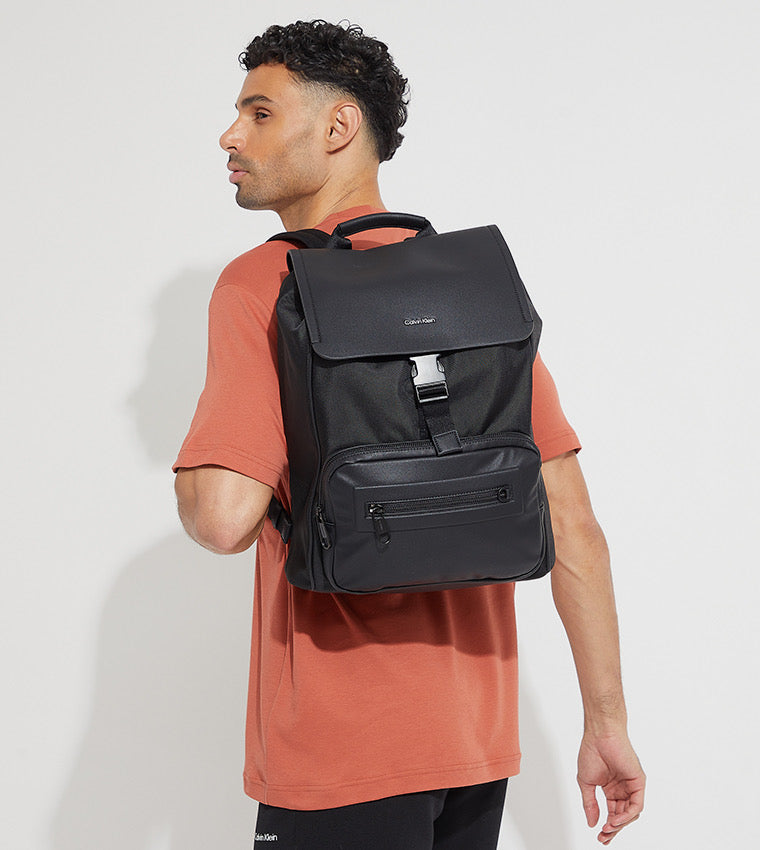 Мъжка раница Men’s rucksack Calvin Klein
K50K511210 Black lifestyle view