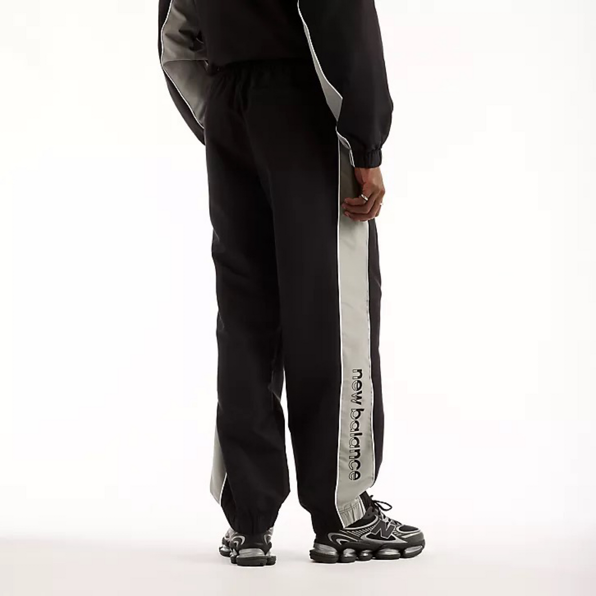 New Balance Ανδρικό παντελόνι φόρμας MB62A8LTBK, Μαύρο — πίσω όψη