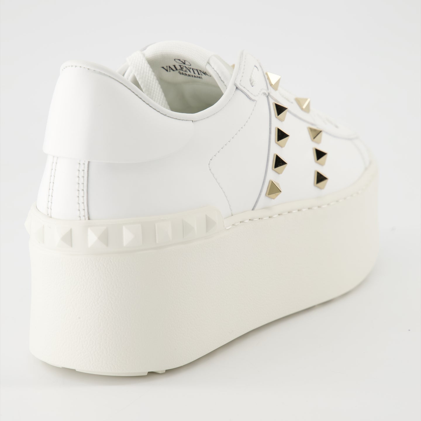 Дамски кецове на платформа Women’s platform sneakers Valentino Garavani Rockstud
8W2S0GG8BHS0BO heel view
