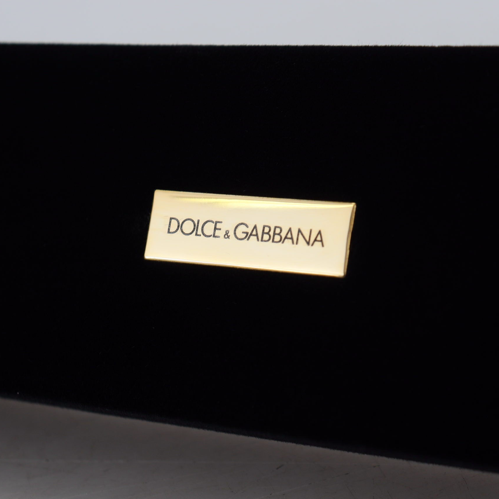 Кутия за бижута Dolce & Gabbana Black Velvet Logo Plaque Storage Bracelet & Jewelry Box Close-Up