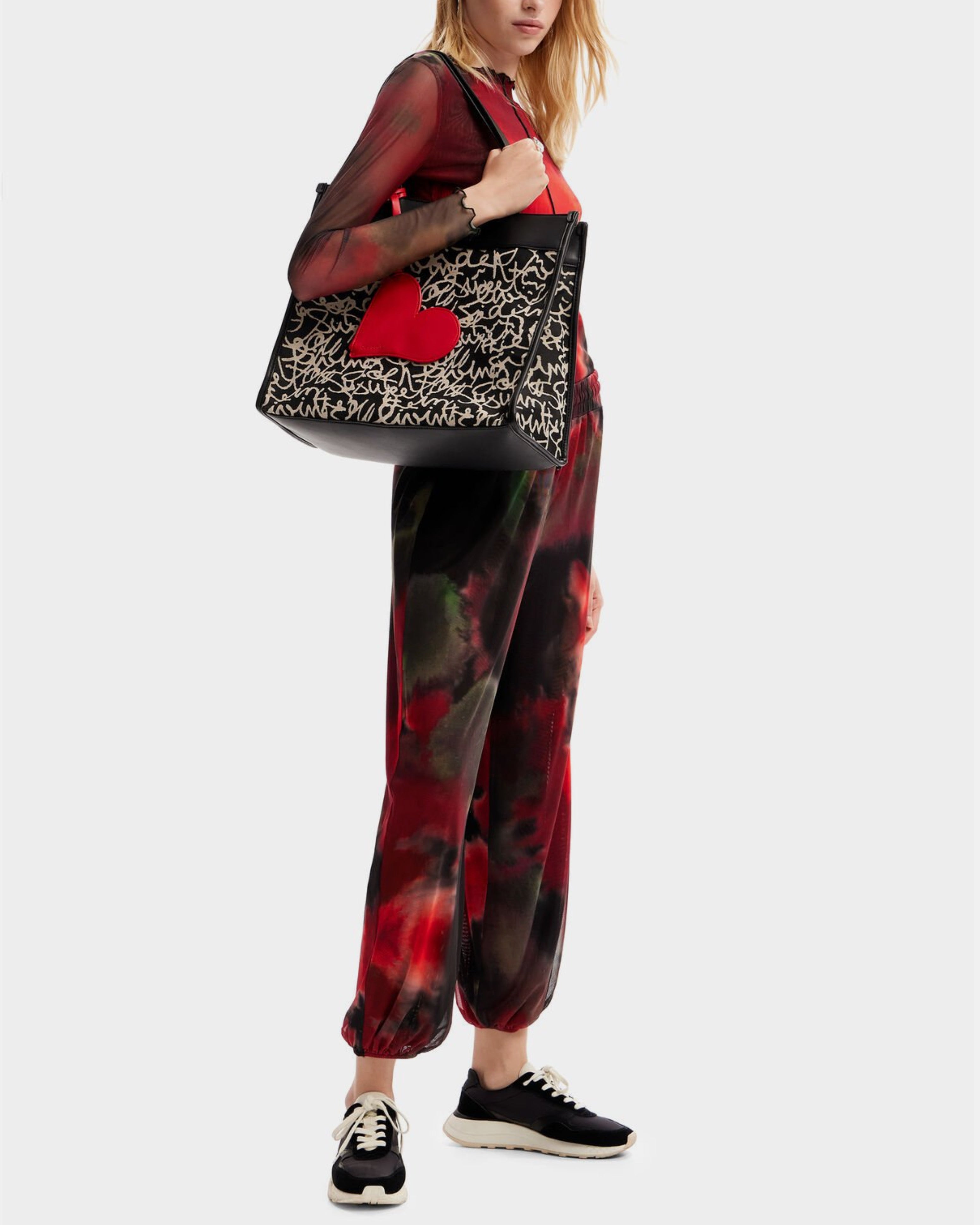 Дамска чанта с червено сърце Women’s midsize canvas tote bag Desigual
23WAXA48 2000U Black