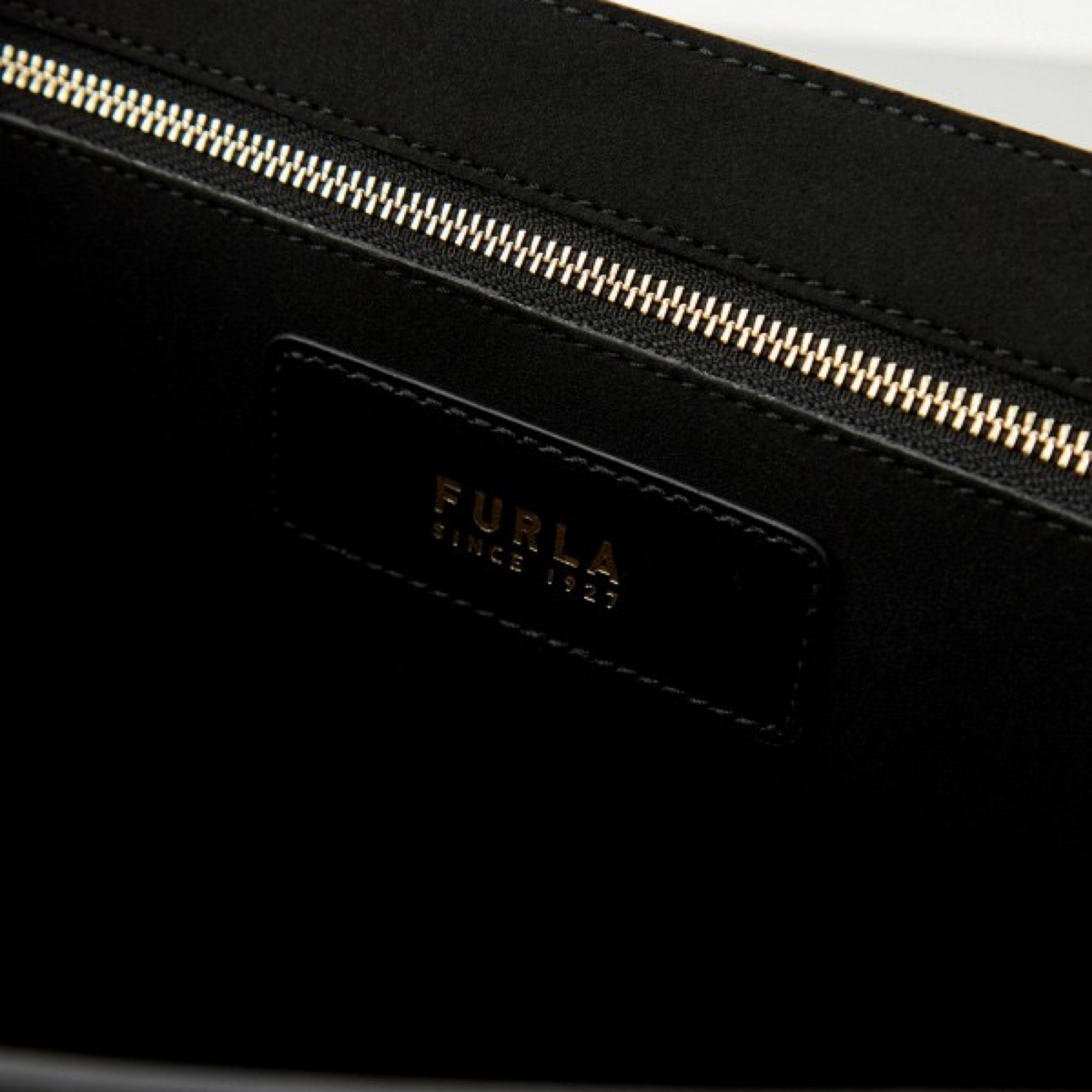 Дамска чанта Furla Mediana Shoulder Bag WB01448_BX3227_1007_O6000 Inside View