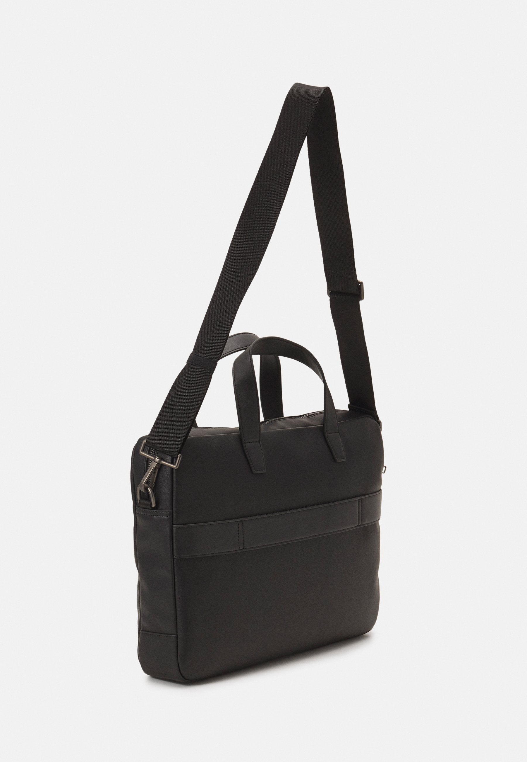 Мъжка бизнес чанта за лаптоп Men’s business laptop bag Tommy Hilfiger
AM0AM10928BDS Black angled back view