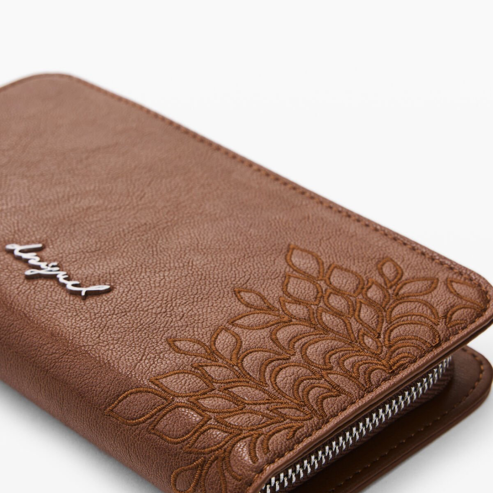 Дамско кафяво портмоне Desigual Women Wallet 26SAYP21 6011U Close-Up