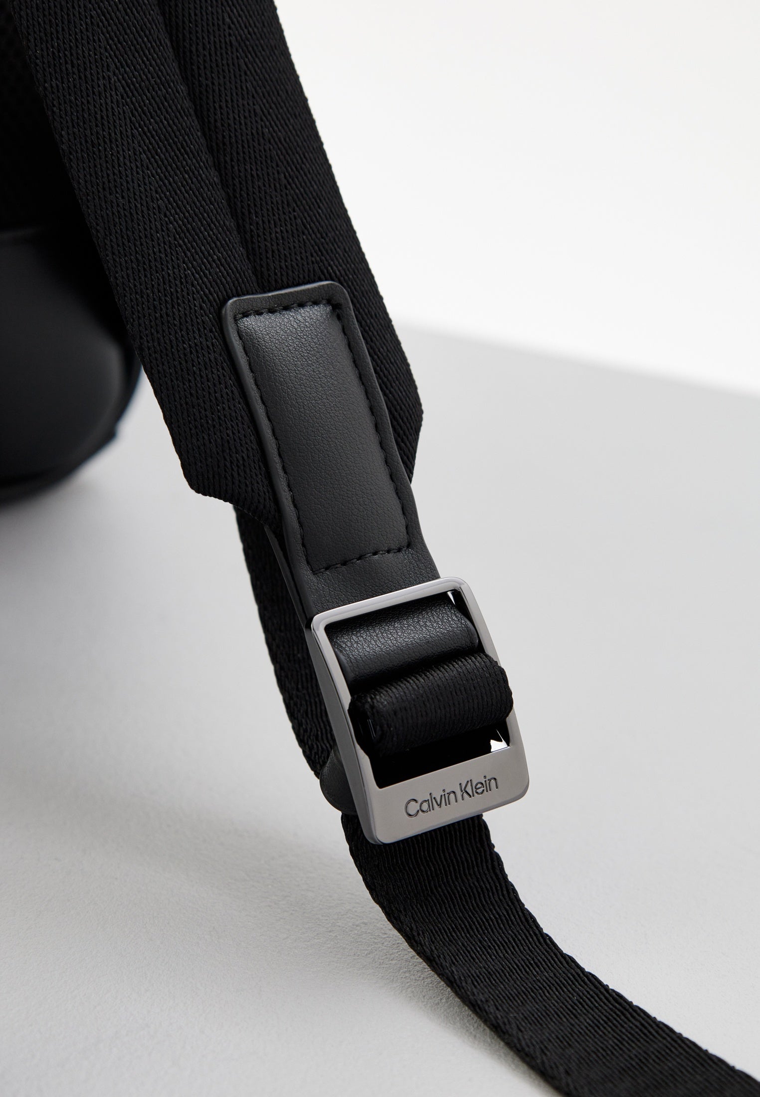 Мъжка раница Men’s rucksack Calvin Klein
K50K512115 Black detail view