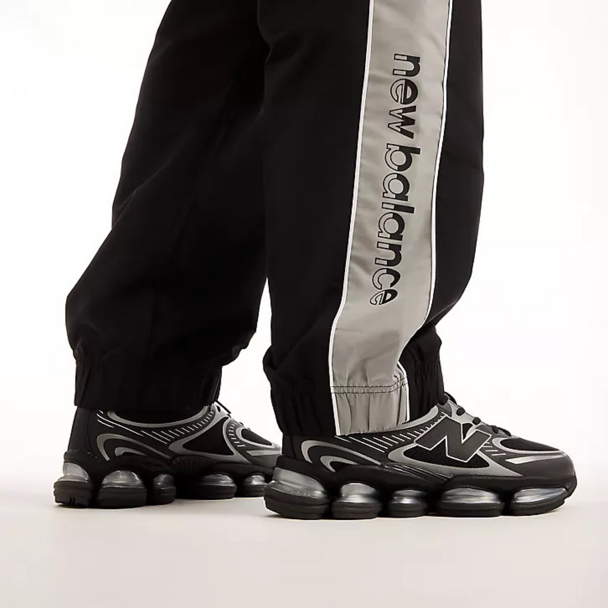 Мъжко спортно долнище New Balance Trackside woven Sweatpants MB62A8LTBK Close-Up