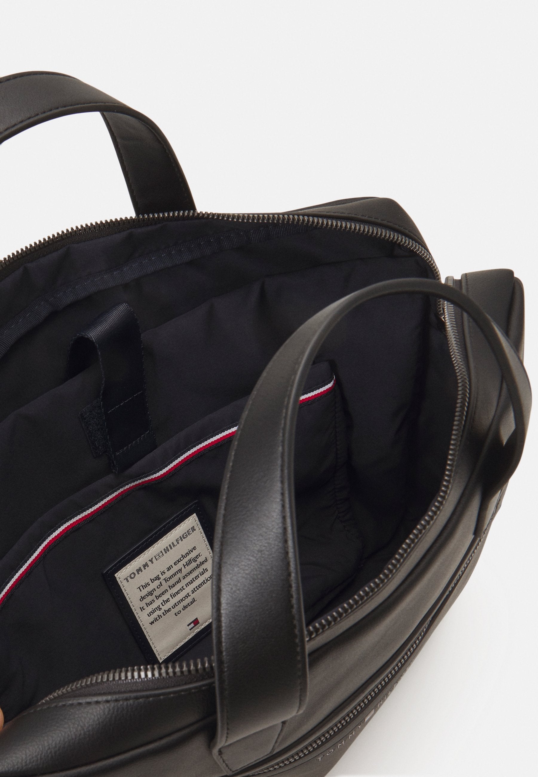 Мъжка бизнес чанта за лаптоп Men’s business laptop bag Tommy Hilfiger
AM0AM10928BDS Black inside view