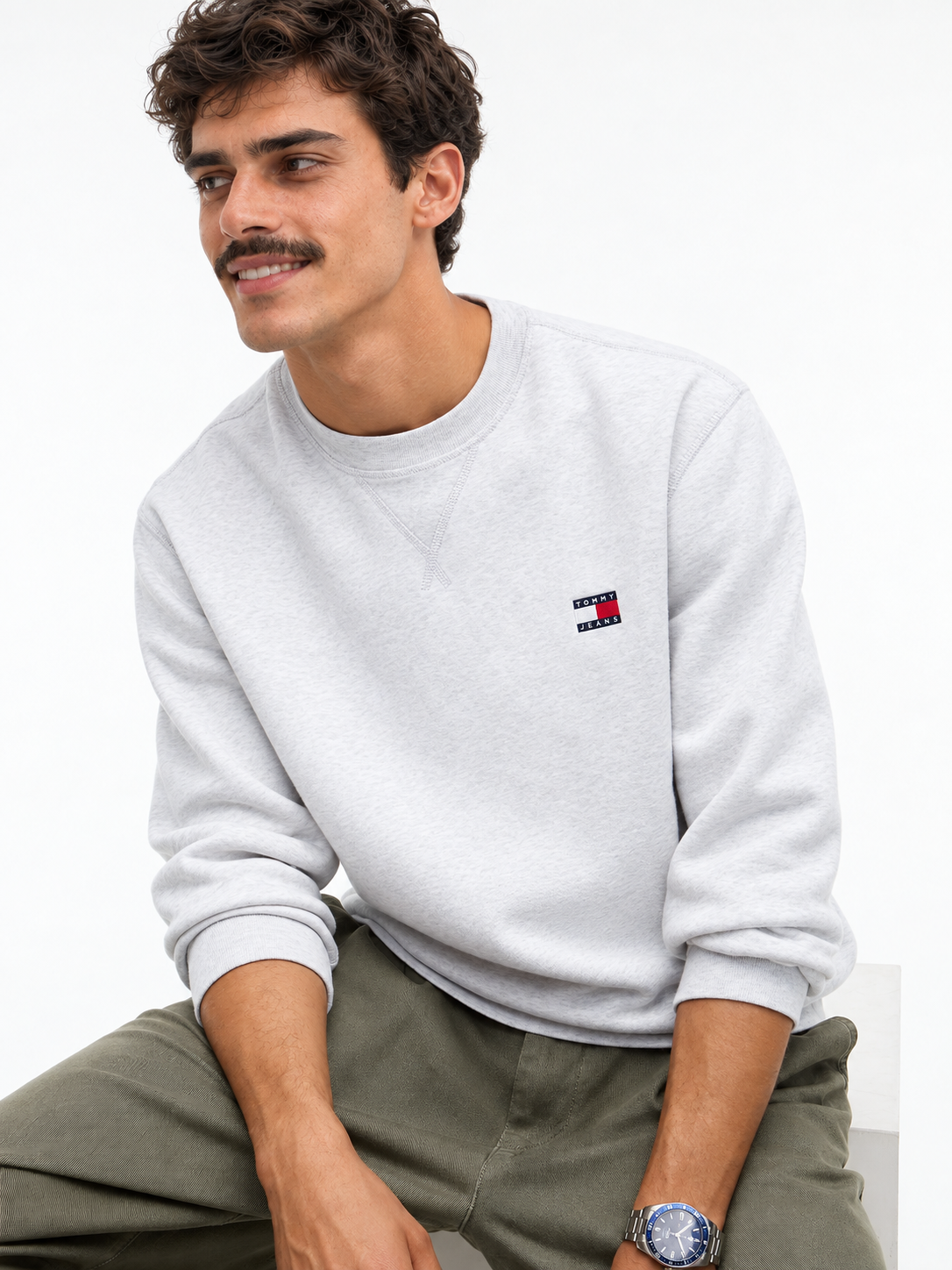 Мъжка блуза Men’s Badge Fleece Crew Neck Sweatshirt DM0DM23607 P08 Gray lifestyle view