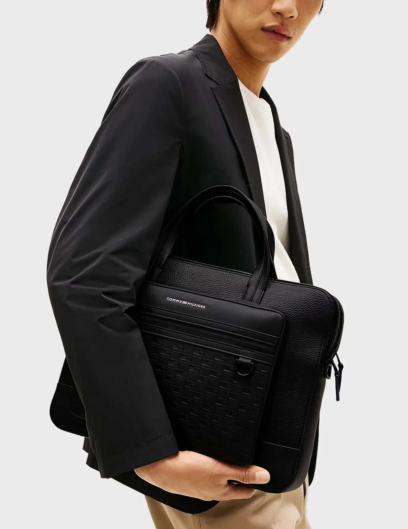 Бизнес чанта за лаптоп Men’s business laptop bag Tommy Hilfiger AM0AM14002 BDS lifestyle view