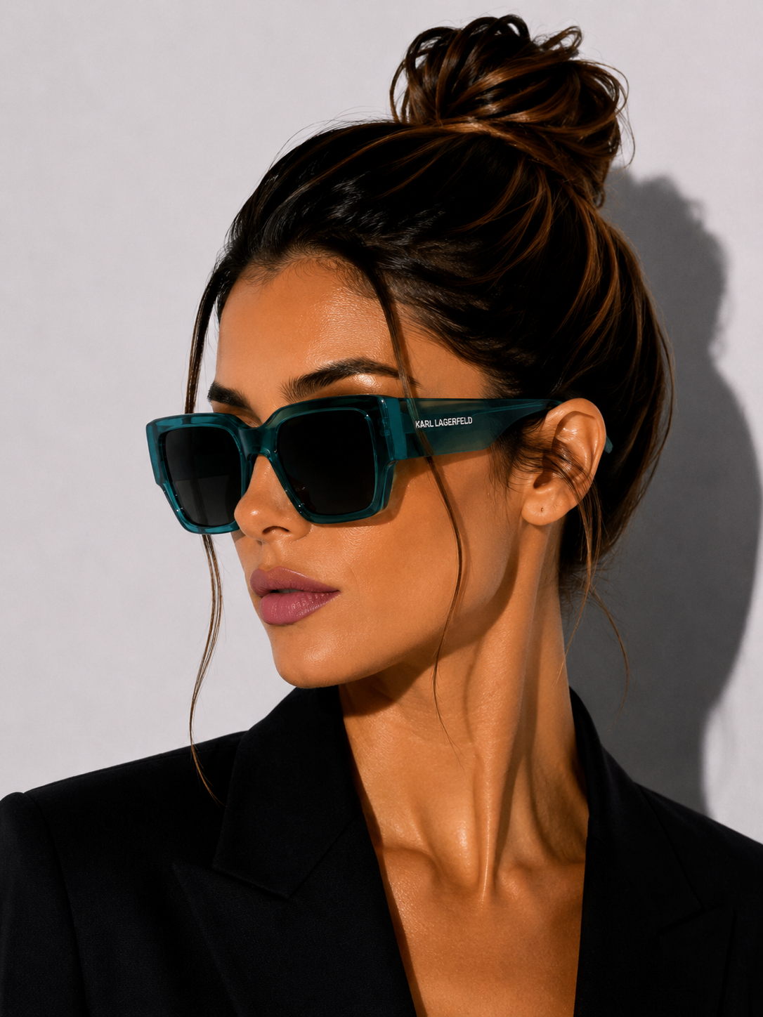 Unisex sunglasses KARL LAGERFELD
KL6142S 316 Transparent Teal women lifestyle view