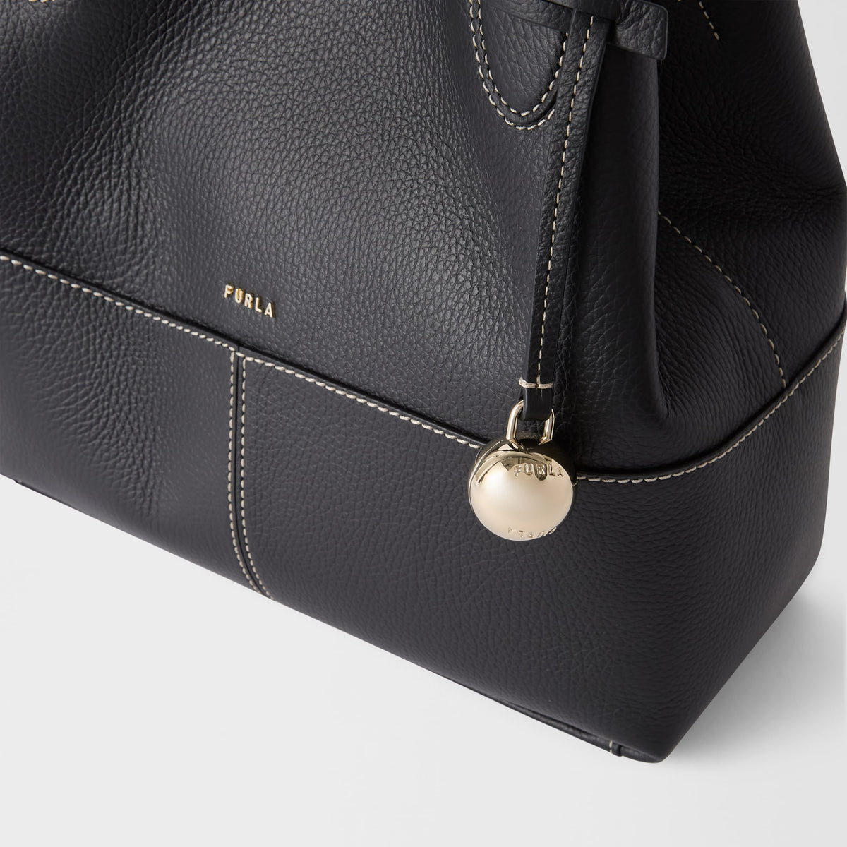 Women_s_Tote_Bag_Primrose_M_WB01912_HSF000_1007_O6000 Nero detail view