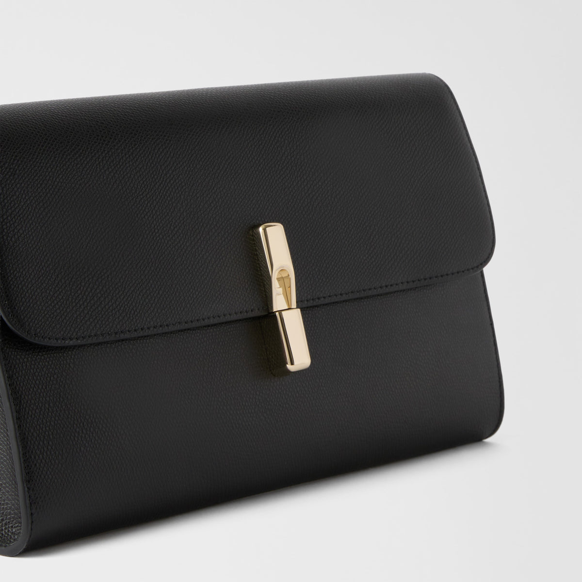 Women’s clutch bag Furla Iride WE00913_ARE000_1007_O6000 Nero angled view