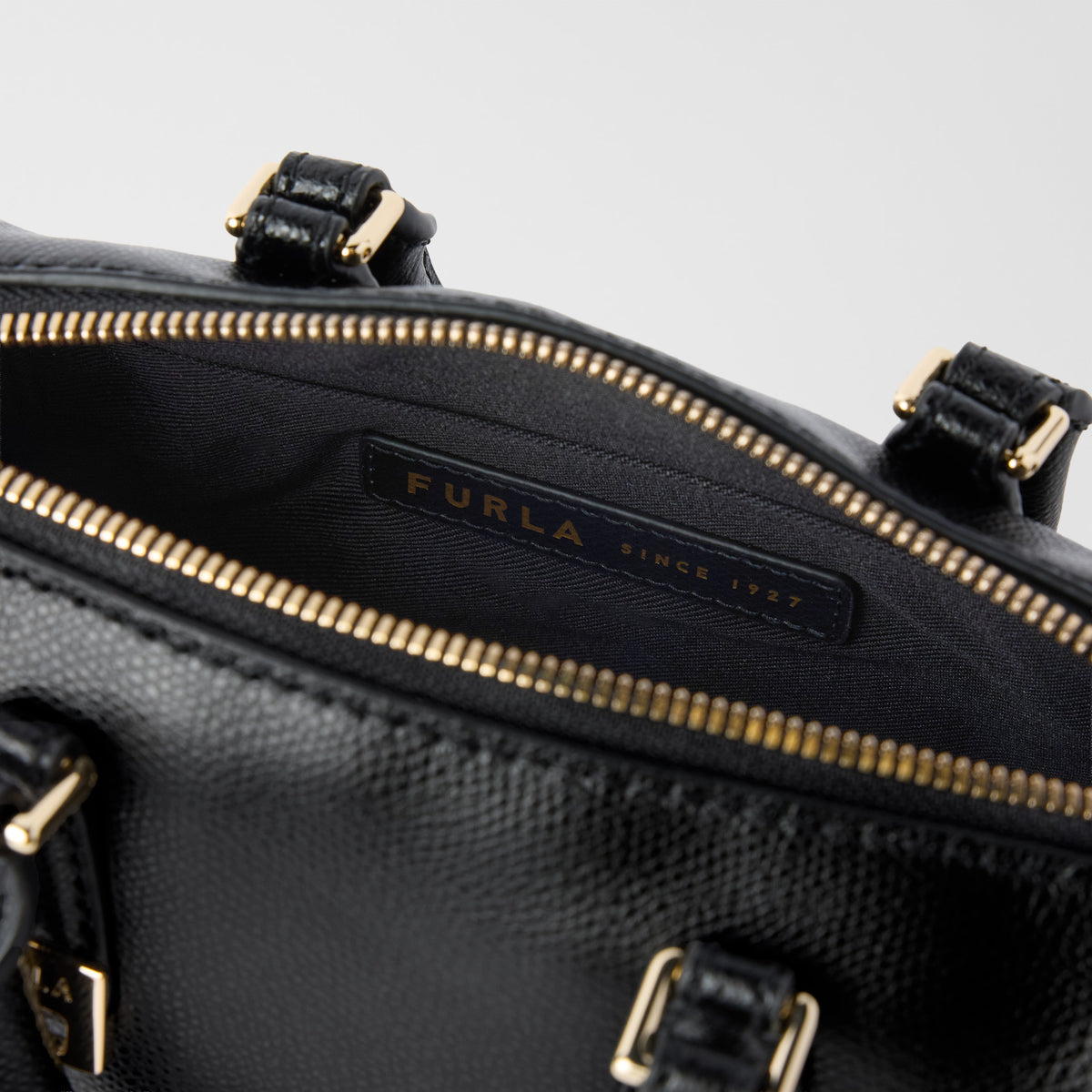 Women’s handbag Furla Olivia Boston Mini
WE00933_AX0023_1007_O6000 inside view