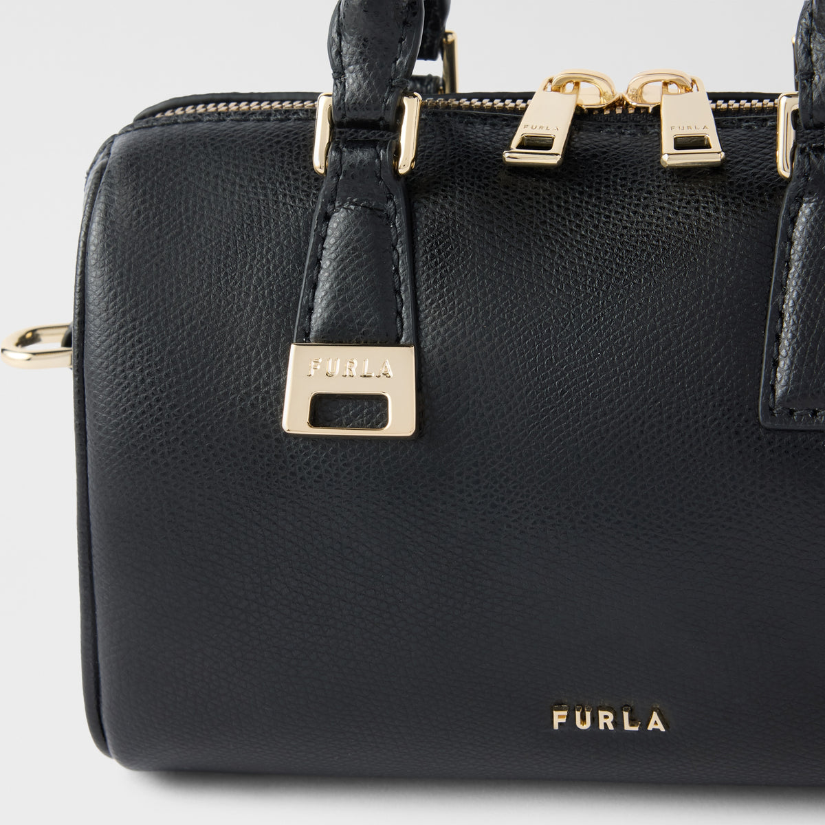 Women’s handbag Furla Olivia Boston Mini
WE00933_AX0023_1007_O6000 logo view