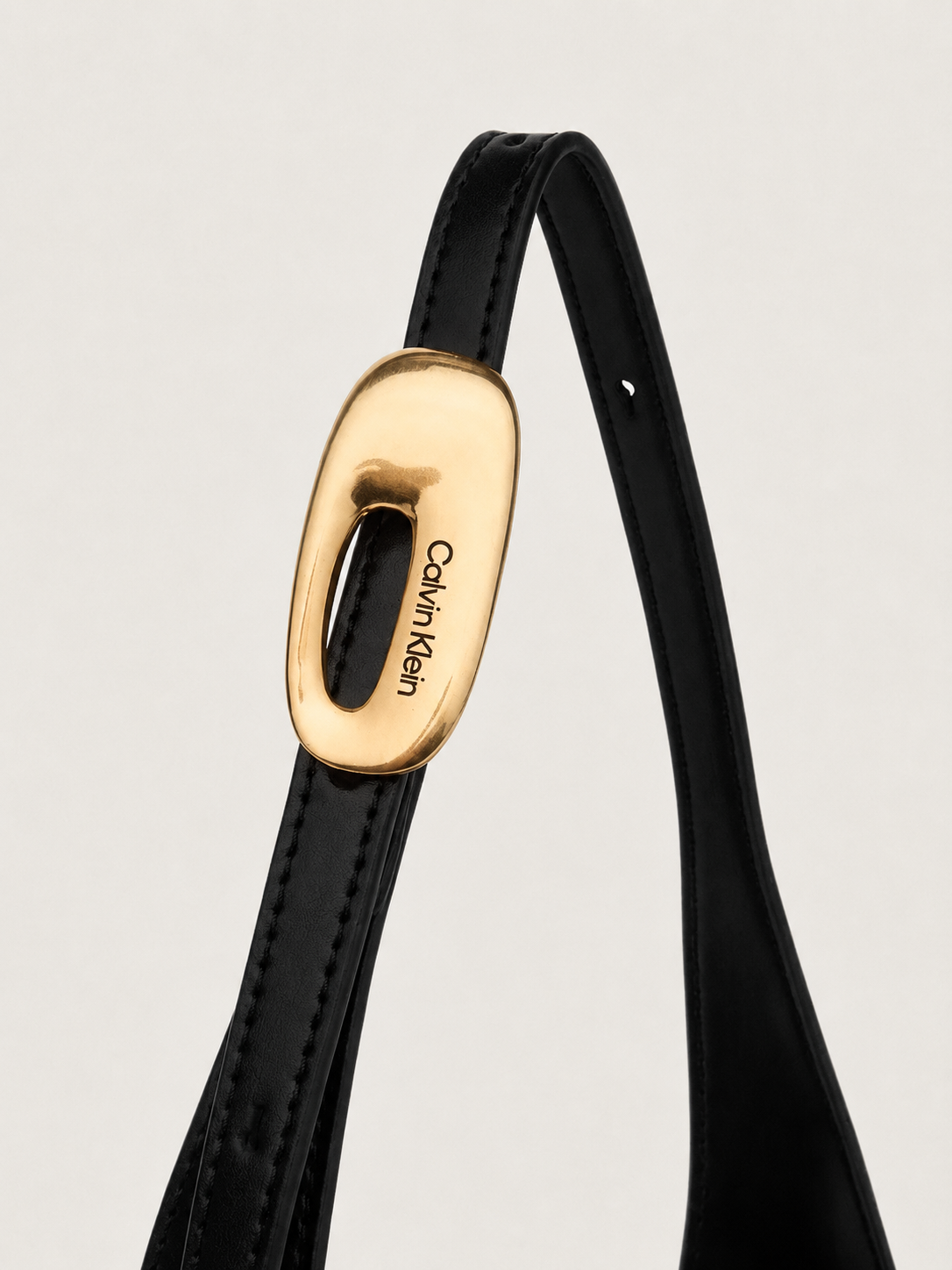 Дамска чанта Women’s medium shoulder hobo bag Calvin Klein LV04F3410G UB1 detail view