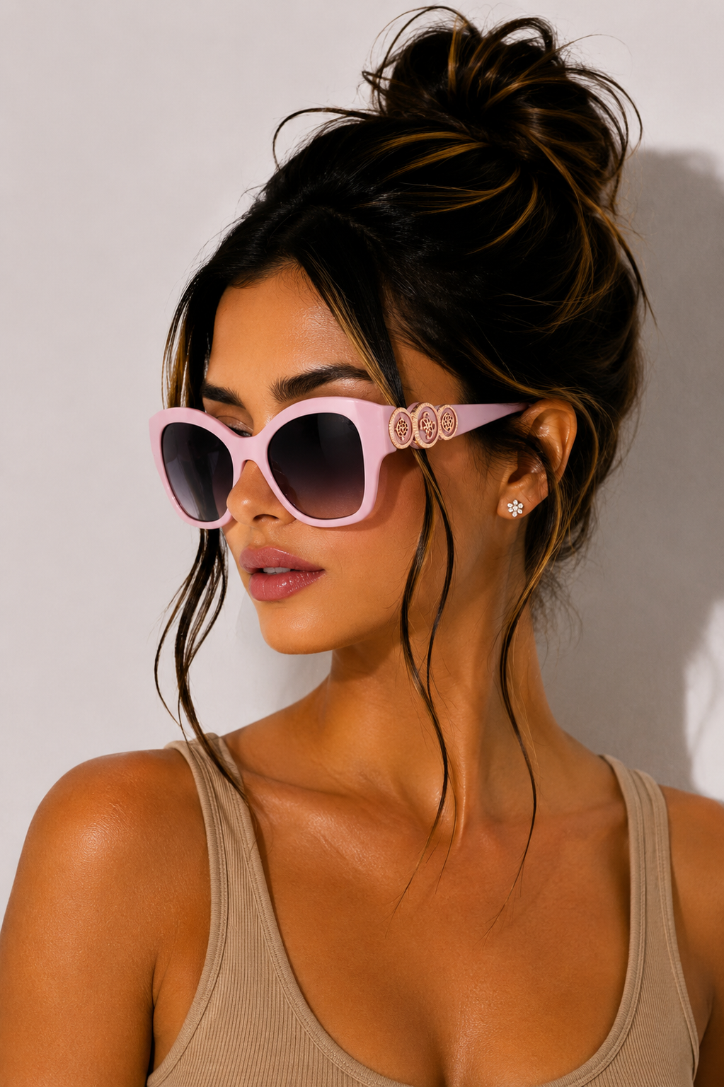 Дамски слънчеви очила Women’s sunglasses Guess GU00197 78Z Pink lifestyle view