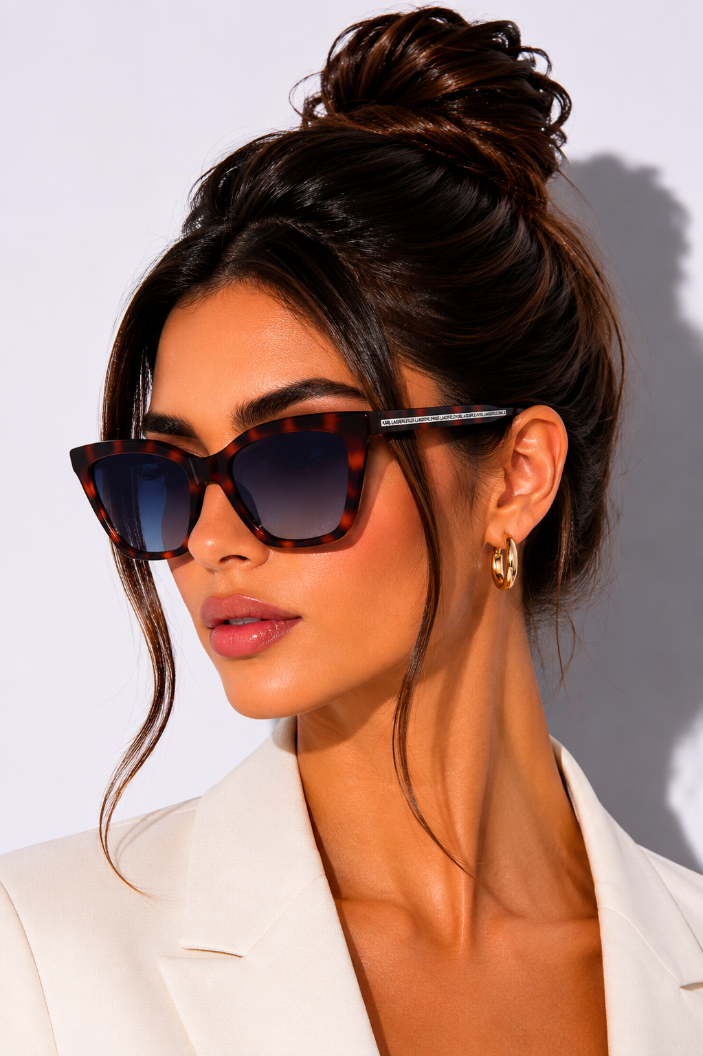 Дамски слънчеви очила Women’s sunglasses KARL LAGERFELD KL6061S561721 Lifestyle view