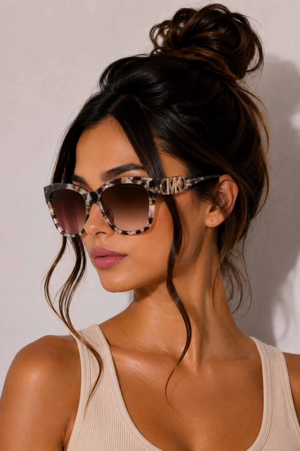 Дамски слънчеви очила Women’s sunglasses MICHAEL KORS MK2182U334513 lifestyle view