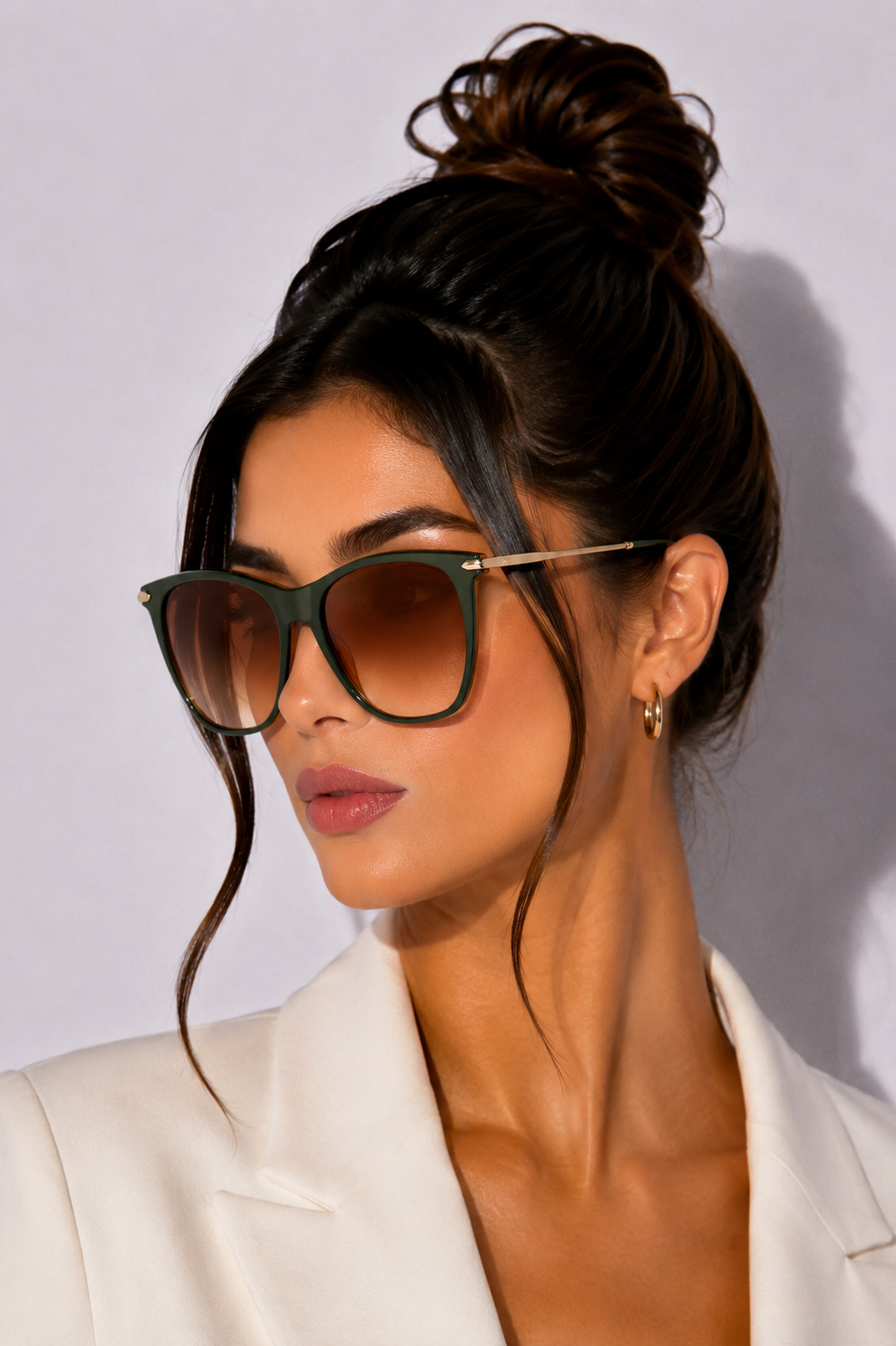 Дамски слънчеви очила Women’s sunglasses VICTORIA BECKHAM VB636S 342 Dark Green lifestyle view