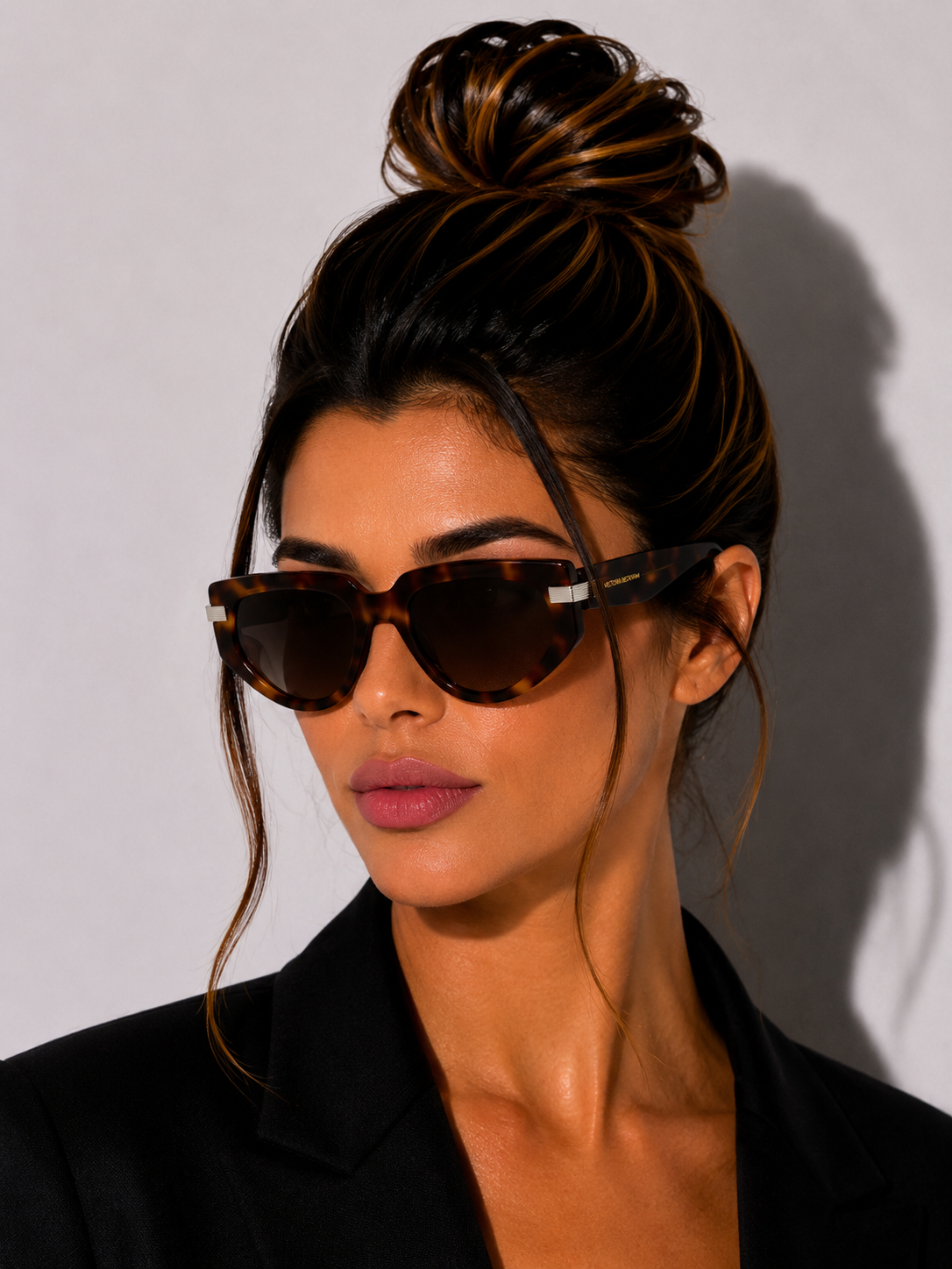 Дамски слънчеви очила Women’s sunglasses VICTORIA BECKHAM VB685S 215 Brown lifestyle view
