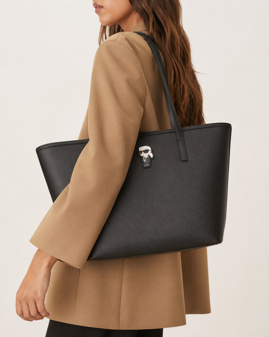 Дамска чанта Women’s tote bag Karl Lagerfeld K/Ikonik AFW30003999 Black lifestyle view