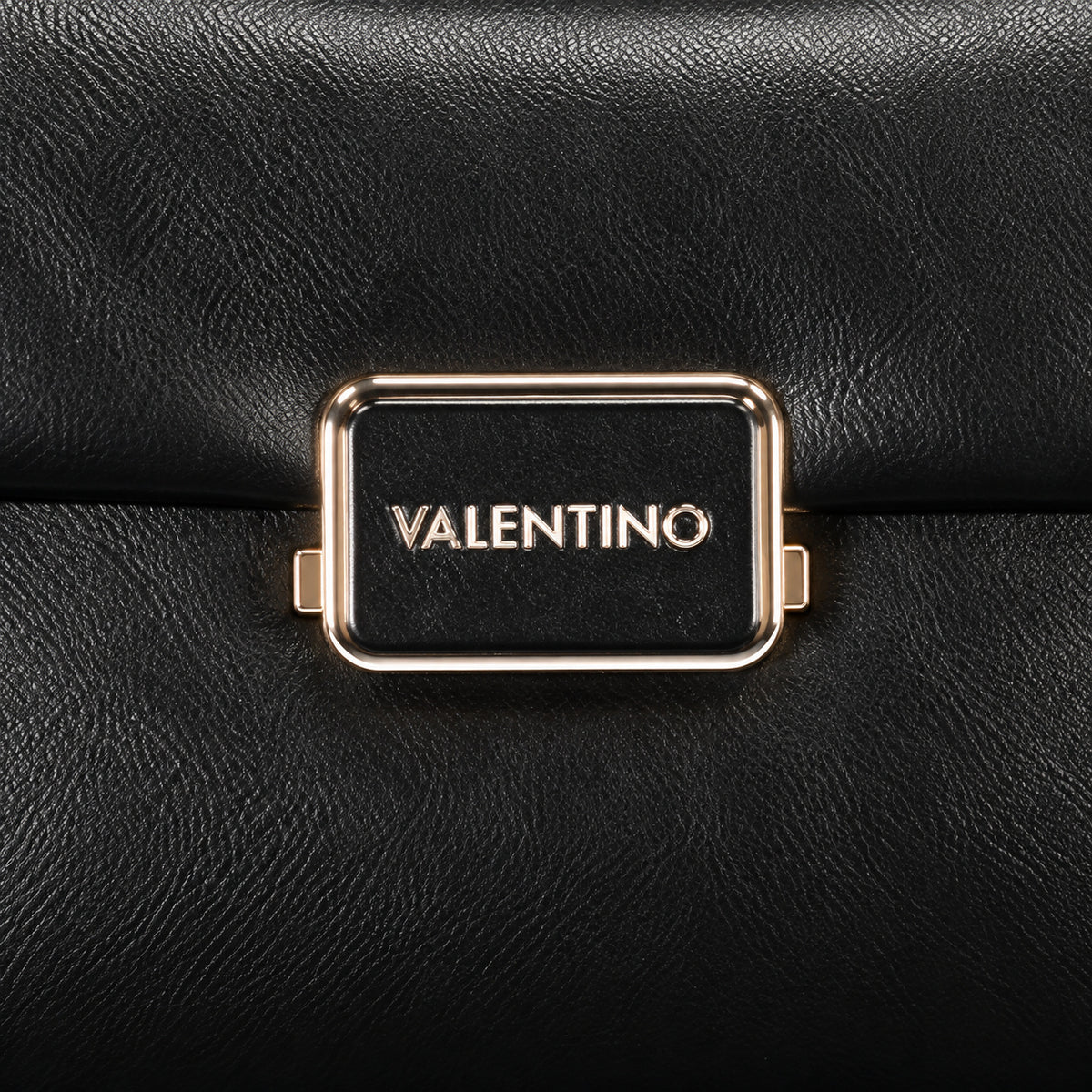 Women's handbag Mario Valentino Alpheus VBS8GA37 clasp detail view