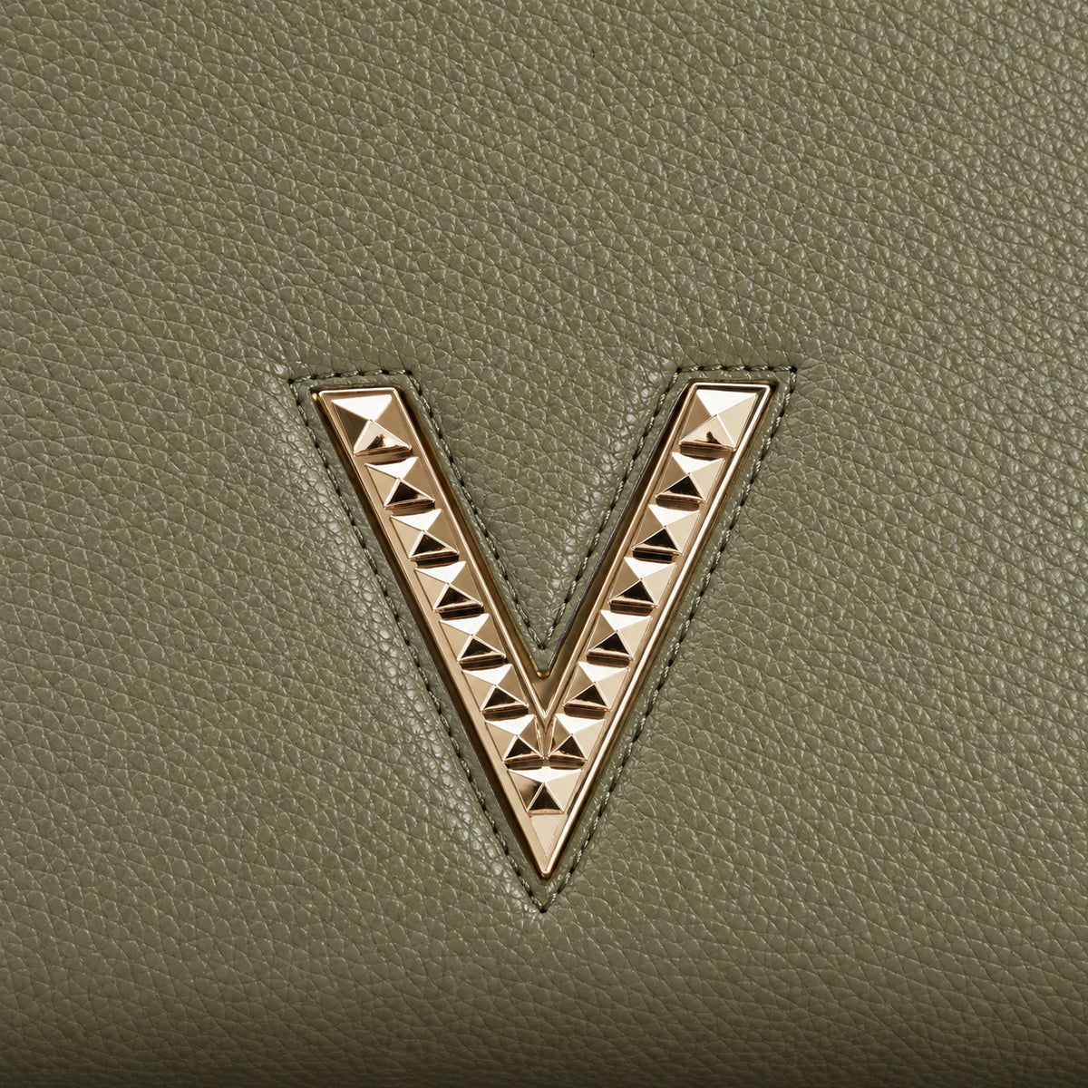 Women's shoulder bag Mario Valentino Oregon Re VBS7GA03 logo and texture detail view